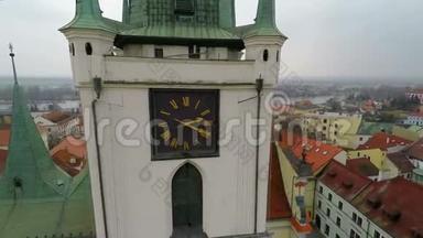 哥特式市政厅塔上美丽的旧钟的鸟瞰，历史地标